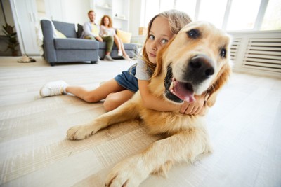 大型犬に抱きつく少女