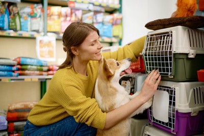 ペットショップで選ぶ女性と犬