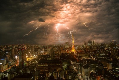 東京タワーの向こうに雷