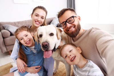 家族4人と犬