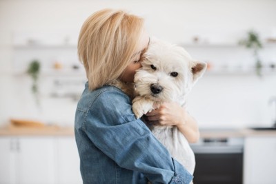 愛犬を抱きしめる女性