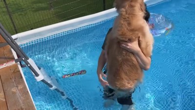 パパの抱っこで入水
