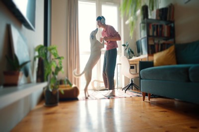 白い犬と女性
