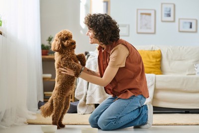 女性と犬