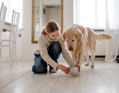 水を与える子ども