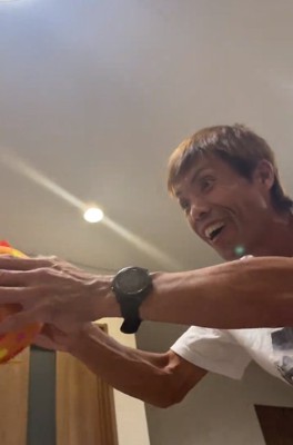 おもちゃを鳴らすお父さん