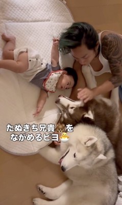 じーっ…