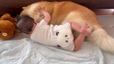 寝返りを練習する赤ちゃん