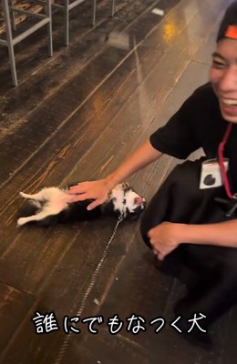 爆笑するお兄さん