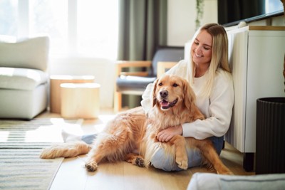 女性に寄りかかる犬