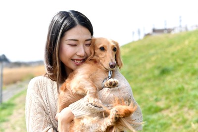 女性と犬