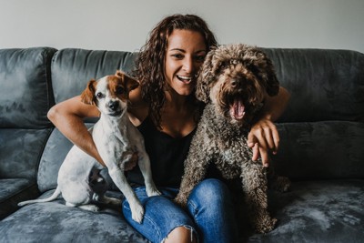 2頭の犬と飼い主の穏やかな関係