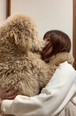 顔を近づけるカムくん