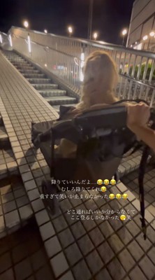 ペットカートを押して歩道橋を渡ろうとする飼い主さん