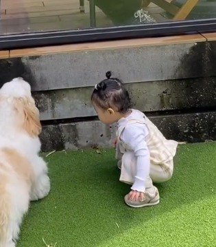 泣きながらしゃがみ込む女の子