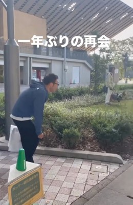 近づいていく男性