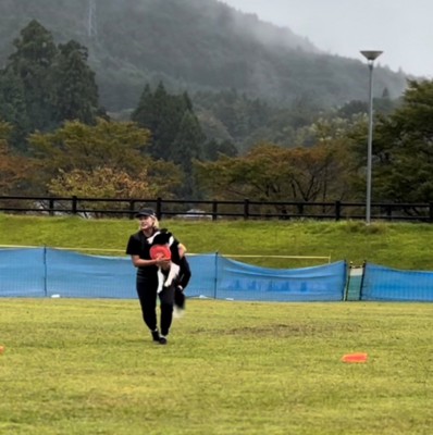 人の腕に抱かれている犬