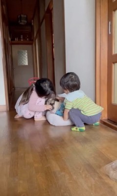 2人でほっぺくんのそばに