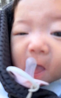 腕の中の赤ちゃん