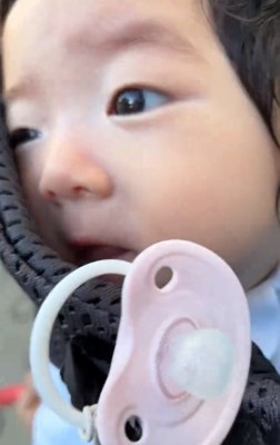 おしゃぶりが外れたまま