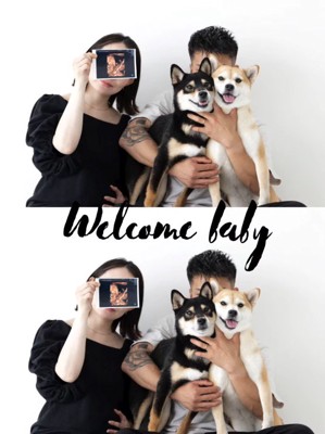 赤ちゃんのエコー写真を持つ女性と、2頭の犬を抱える男性の家族写真