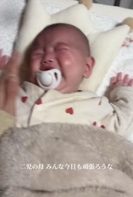 泣く赤ちゃん