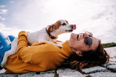 仰向けの女性と犬
