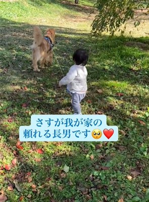 歩く男の子と犬2
