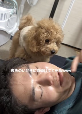 起きて顔を背ける男性