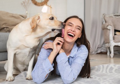女性の顔を舐める
