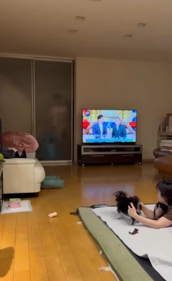 大きなぬいぐるみを見た貂ちゃん