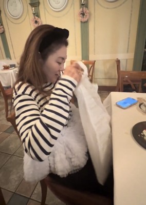 袋を持ち上げる女性