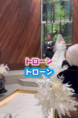 結婚式中の飼い主夫婦