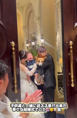 飼い主さんご家族と中型犬