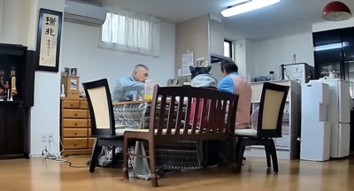 お昼ご飯に参加中