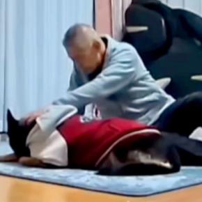 大型犬を実家に預けたら、おじいちゃんとふたりきりでお留守番することになり…ずっと見ていたくなる『尊い光景』に反響「和んだ」「幸せな日常」