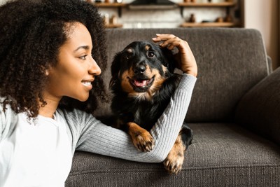 女性と犬
