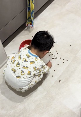 床にしゃがみ込む子ども