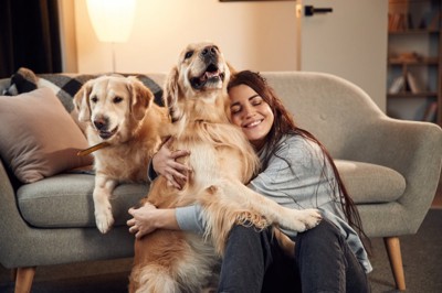 犬と抱き合う女性