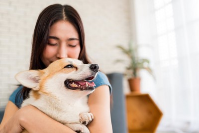 犬を抱きしめる女性