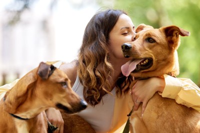 犬にキスする女性