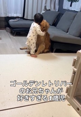ピノくんに抱きつく息子さん