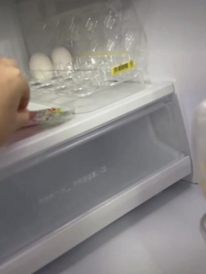 カニカマを取り出そうとする手2