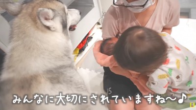 みんなで赤ちゃんをあやす