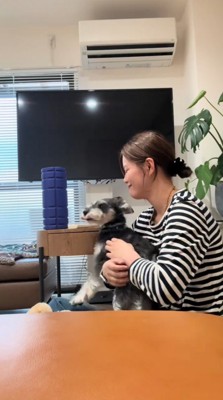 犬を見て笑顔になる女性