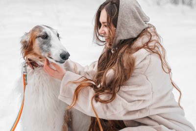 女性と大型犬