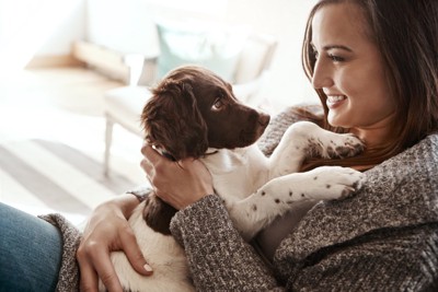 子犬を抱っこする女性