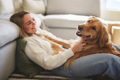 女性と戯れる犬