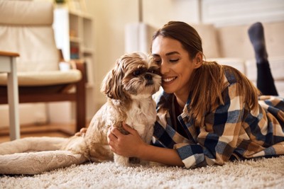 女性の顔を舐める犬