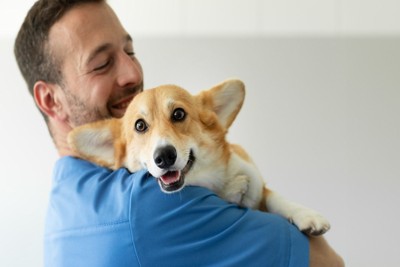 男性と犬